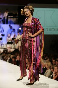 29-08-2005 SHOWBIZZ: MODESHOW WINTERCOLLECTIE 2005 VAN RONALD KOLK IN KRASNAPOLSKI AMSTERDAM.Het was veel kleur en een knipoog naar het theater,show en veel draagbare mode.Een big band zorgde voor veel sfeer en de vele vip\'s genoten van een heerlijk avondje uit met prachtige mode,sfeer volle muziek en vele heerlijke drankjes.
foto: Albert den Iseger.