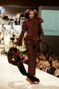 29-08-2005 SHOWBIZZ: MODESHOW WINTERCOLLECTIE 2005 VAN RONALD KOLK IN KRASNAPOLSKI AMSTERDAM.Het was veel kleur en een knipoog naar het theater,show en veel draagbare mode.Een big band zorgde voor veel sfeer en de vele vip\'s genoten van een heerlijk avondje uit met prachtige mode,sfeer volle muziek en vele heerlijke drankjes.
foto: Albert den Iseger.