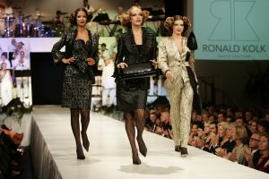 29-08-2005 SHOWBIZZ: MODESHOW WINTERCOLLECTIE 2005 VAN RONALD KOLK IN KRASNAPOLSKI AMSTERDAM.Het was veel kleur en een knipoog naar het theater,show en veel draagbare mode.Een big band zorgde voor veel sfeer en de vele vip\'s genoten van een heerlijk avondje uit met prachtige mode,sfeer volle muziek en vele heerlijke drankjes.
foto: Albert den Iseger.