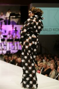 29-08-2005 SHOWBIZZ: MODESHOW WINTERCOLLECTIE 2005 VAN RONALD KOLK IN KRASNAPOLSKI AMSTERDAM.Het was veel kleur en een knipoog naar het theater,show en veel draagbare mode.Een big band zorgde voor veel sfeer en de vele vip\'s genoten van een heerlijk avondje uit met prachtige mode,sfeer volle muziek en vele heerlijke drankjes.
foto: Albert den Iseger.