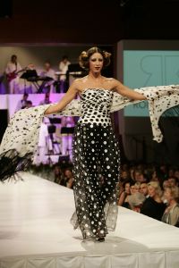 29-08-2005 SHOWBIZZ: MODESHOW WINTERCOLLECTIE 2005 VAN RONALD KOLK IN KRASNAPOLSKI AMSTERDAM.Het was veel kleur en een knipoog naar het theater,show en veel draagbare mode.Een big band zorgde voor veel sfeer en de vele vip\'s genoten van een heerlijk avondje uit met prachtige mode,sfeer volle muziek en vele heerlijke drankjes.
foto: Albert den Iseger.