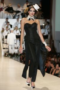 29-08-2005 SHOWBIZZ: MODESHOW WINTERCOLLECTIE 2005 VAN RONALD KOLK IN KRASNAPOLSKI AMSTERDAM.Het was veel kleur en een knipoog naar het theater,show en veel draagbare mode.Een big band zorgde voor veel sfeer en de vele vip\'s genoten van een heerlijk avondje uit met prachtige mode,sfeer volle muziek en vele heerlijke drankjes.
foto: Albert den Iseger.