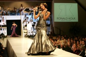 29-08-2005 SHOWBIZZ: MODESHOW WINTERCOLLECTIE 2005 VAN RONALD KOLK IN KRASNAPOLSKI AMSTERDAM.Het was veel kleur en een knipoog naar het theater,show en veel draagbare mode.Een big band zorgde voor veel sfeer en de vele vip\'s genoten van een heerlijk avondje uit met prachtige mode,sfeer volle muziek en vele heerlijke drankjes.
foto: Albert den Iseger.