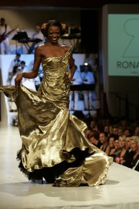 29-08-2005 SHOWBIZZ: MODESHOW WINTERCOLLECTIE 2005 VAN RONALD KOLK IN KRASNAPOLSKI AMSTERDAM.Het was veel kleur en een knipoog naar het theater,show en veel draagbare mode.Een big band zorgde voor veel sfeer en de vele vip\'s genoten van een heerlijk avondje uit met prachtige mode,sfeer volle muziek en vele heerlijke drankjes.
foto: Albert den Iseger.