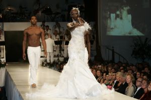 29-08-2005 SHOWBIZZ: MODESHOW WINTERCOLLECTIE 2005 VAN RONALD KOLK IN KRASNAPOLSKI AMSTERDAM.Het was veel kleur en een knipoog naar het theater,show en veel draagbare mode.Een big band zorgde voor veel sfeer en de vele vip\'s genoten van een heerlijk avondje uit met prachtige mode,sfeer volle muziek en vele heerlijke drankjes.
foto: Albert den Iseger.