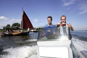 23-09-2005 SHOWBIZZ: SBS6 WEERMAN PIET PAULUSMA GERED DOOR FRIESE JONGENS. Piet Paulusma werd tijdens sneekweek gered door twee friese jongens van en zekere verdinkingsdood.Zie verhaal in Prive nr.38
foto:Albert den Iseger.