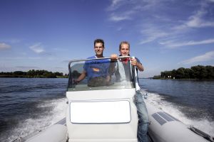 23-09-2005 SHOWBIZZ: SBS6 WEERMAN PIET PAULUSMA GERED DOOR FRIESE JONGENS. Piet Paulusma werd tijdens sneekweek gered door twee friese jongens van en zekere verdinkingsdood.Zie verhaal in Prive nr.38
foto:Albert den Iseger.
