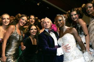 29-08-2005 SHOWBIZZ: MODESHOW WINTERCOLLECTIE 2005 VAN RONALD KOLK IN KRASNAPOLSKI AMSTERDAM.Het was veel kleur en een knipoog naar het theater,show en veel draagbare mode.Een big band zorgde voor veel sfeer en de vele vip\'s genoten van een heerlijk avondje uit met prachtige mode,sfeer volle muziek en vele heerlijke drankjes.
foto: Albert den Iseger.