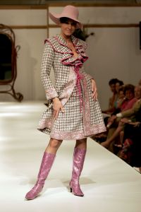 10-09-2005 SHOWBIZZ; MODESHOW VAN SHEILA DE VRIES IN CHRISTIE\'S TE AMSTERDAM.
FOTO; Albert den Iseger.