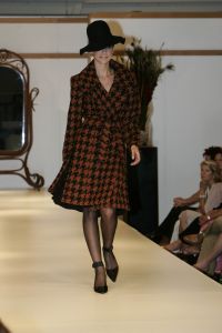 10-09-2005 SHOWBIZZ; MODESHOW VAN SHEILA DE VRIES IN CHRISTIE\'S TE AMSTERDAM.
FOTO; Albert den Iseger.
