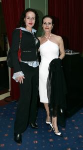 29-08-2005 SHOWBIZZ: MODESHOW WINTERCOLLECTIE 2005 VAN RONALD KOLK IN KRASNAPOLSKI AMSTERDAM.Het was veel kleur en een knipoog naar het theater,show en veel draagbare mode.Een big band zorgde voor veel sfeer en de vele vip\'s genoten van een heerlijk avondje uit met prachtige mode,sfeer volle muziek en vele heerlijke drankjes.
foto: Albert den Iseger.
