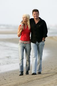 20-09-2005 SHOWBIZZ; WOLTER KROES EM NIEUWE LIEFDE TESSA AAN HET STRAND IN EGMOND AAN ZEE.
foto: Albert den Iseger