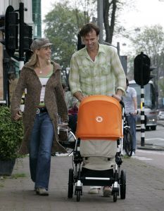 23-09-2005 SHOWBIZZ:YVONNE JASPERS EN PIETER SLENTEREN DOOR AMSTERDAM MET DOCHTER KEESJE.Een heerlijke nazomerse dag en Yvonne en haar man Pieter winkelen lekker met dochter Keesje in Amsterdam.
foto:Albert den Iseger.