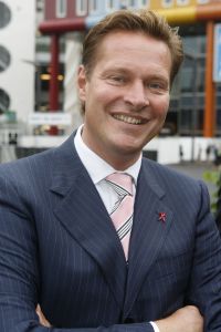 04-09-2006 SHOWBIZZ; VEERTIENDE EDITIE VAN AMSTERDAM DINER VOOR AIDSBESTRIJDING. Het was dit keer een Koninklijk Amsterdam Diner daar Prinses Mabel en Prins Friso aanwezig waren en zich kostelijk vermaakten tussen de vele gasten. De 1300 gasten genoten van veel life muziek van o.a.Angela Groothuizen,Ronnie Tober,Vulcano,Denise Jannah,Sandra Reemer, Liesbeth List en Ramses Shaffy en uit Amerika The Gibson Brothers.De avond begon met een emotioneel op treden van Ramses Shaffy die iedereen kippevel bezorgde. Robert Weyhenke de initiatiefnemer  van dit gala  kan terug kijken op een zeer geslaagde avond met een opbrengst van 460.000 euro voor de bestrijding van aids. Vele prominente gasten waren de gehele avond aanwezig namelijk: Boris Dittrich-Estelle Gullit-Tom Westenmeijer-Mart Visser-Frans Molenaar-Addy van den Krommenacker-Marisa Polin-Hans Hoogervorst-Ans en Sigrid Markus-Frits Wester-Leotien Borsato en Leco van Zadelhoff-Neelie Smit Kroes-Barbara de Loor-Jan Driessen-Mark Rutte-Tineke Verburg-Evert Santegoeds-Michiel en Pauline Mol-Ed Nijpels-John Jaakke-Ada Kok- Joop Wijn en natuurlijk Prins Friso en Prinses Mabel die maar niet genoeg konden krijgen van alle aandacht en genoten daarvan ook met volle teugen. Al met al een zeer geslaagde avond voor het goede doel.
foto: Albert den Iseger.