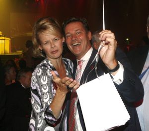 04-09-2006 SHOWBIZZ; VEERTIENDE EDITIE VAN AMSTERDAM DINER VOOR AIDSBESTRIJDING. Het was dit keer een Koninklijk Amsterdam Diner daar Prinses Mabel en Prins Friso aanwezig waren en zich kostelijk vermaakten tussen de vele gasten. De 1300 gasten genoten van veel life muziek van o.a.Angela Groothuizen,Ronnie Tober,Vulcano,Denise Jannah,Sandra Reemer, Liesbeth List en Ramses Shaffy en uit Amerika The Gibson Brothers.De avond begon met een emotioneel op treden van Ramses Shaffy die iedereen kippevel bezorgde. Robert Weyhenke de initiatiefnemer van dit gala kan terug kijken op een zeer geslaagde avond met een opbrengst van 460.000 euro voor de bestrijding van aids. Vele prominente gasten waren de gehele avond aanwezig namelijk: Boris Dittrich-Estelle Gullit-Tom Westenmeijer-Mart Visser-Frans Molenaar-Addy van den Krommenacker-Marisa Polin-Hans Hoogervorst-Ans en Sigrid Markus-Frits Wester-Leotien Borsato en Leco van Zadelhoff-Neelie Smit Kroes-Barbara de Loor-Jan Driessen-Mark Rutte-Tineke Verburg-Evert Santegoeds-Michiel en Pauline Mol-Ed Nijpels-John Jaakke-Ada Kok- Joop Wijn en natuurlijk Prins Friso en Prinses Mabel die maar niet genoeg konden krijgen van alle aandacht en genoten daarvan ook met volle teugen. Al met al een zeer geslaagde avond voor het goede doel. 
foto: Albert den Iseger.