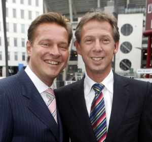 04-09-2006 SHOWBIZZ; VEERTIENDE EDITIE VAN AMSTERDAM DINER VOOR AIDSBESTRIJDING. Het was dit keer een Koninklijk Amsterdam Diner daar Prinses Mabel en Prins Friso aanwezig waren en zich kostelijk vermaakten tussen de vele gasten. De 1300 gasten genoten van veel life muziek van o.a.Angela Groothuizen,Ronnie Tober,Vulcano,Denise Jannah,Sandra Reemer, Liesbeth List en Ramses Shaffy en uit Amerika The Gibson Brothers.De avond begon met een emotioneel op treden van Ramses Shaffy die iedereen kippevel bezorgde. Robert Weyhenke de initiatiefnemer  van dit gala  kan terug kijken op een zeer geslaagde avond met een opbrengst van 460.000 euro voor de bestrijding van aids. Vele prominente gasten waren de gehele avond aanwezig namelijk: Boris Dittrich-Estelle Gullit-Tom Westenmeijer-Mart Visser-Frans Molenaar-Addy van den Krommenacker-Marisa Polin-Hans Hoogervorst-Ans en Sigrid Markus-Frits Wester-Leotien Borsato en Leco van Zadelhoff-Neelie Smit Kroes-Barbara de Loor-Jan Driessen-Mark Rutte-Tineke Verburg-Evert Santegoeds-Michiel en Pauline Mol-Ed Nijpels-John Jaakke-Ada Kok- Joop Wijn en natuurlijk Prins Friso en Prinses Mabel die maar niet genoeg konden krijgen van alle aandacht en genoten daarvan ook met volle teugen. Al met al een zeer geslaagde avond voor het goede doel.
foto: Albert den Iseger.
