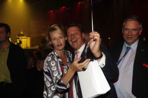 04-09-2006 SHOWBIZZ; VEERTIENDE EDITIE VAN AMSTERDAM DINER VOOR AIDSBESTRIJDING. Het was dit keer een Koninklijk Amsterdam Diner daar Prinses Mabel en Prins Friso aanwezig waren en zich kostelijk vermaakten tussen de vele gasten. De 1300 gasten genoten van veel life muziek van o.a.Angela Groothuizen,Ronnie Tober,Vulcano,Denise Jannah,Sandra Reemer, Liesbeth List en Ramses Shaffy en uit Amerika The Gibson Brothers.De avond begon met een emotioneel op treden van Ramses Shaffy die iedereen kippevel bezorgde. Robert Weyhenke de initiatiefnemer  van dit gala  kan terug kijken op een zeer geslaagde avond met een opbrengst van 460.000 euro voor de bestrijding van aids. Vele prominente gasten waren de gehele avond aanwezig namelijk: Boris Dittrich-Estelle Gullit-Tom Westenmeijer-Mart Visser-Frans Molenaar-Addy van den Krommenacker-Marisa Polin-Hans Hoogervorst-Ans en Sigrid Markus-Frits Wester-Leotien Borsato en Leco van Zadelhoff-Neelie Smit Kroes-Barbara de Loor-Jan Driessen-Mark Rutte-Tineke Verburg-Evert Santegoeds-Michiel en Pauline Mol-Ed Nijpels-John Jaakke-Ada Kok- Joop Wijn en natuurlijk Prins Friso en Prinses Mabel die maar niet genoeg konden krijgen van alle aandacht en genoten daarvan ook met volle teugen. Al met al een zeer geslaagde avond voor het goede doel.
foto: Albert den Iseger.