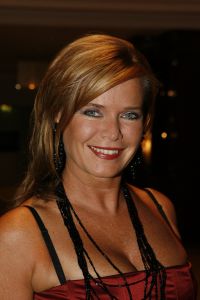 18-09-2006 SHOWBIZZ; SHEILA DE VRIES EN EEN JOINT VENTURE MET L OREAL TESAMEN OP DE CATWALK. De show voerde de naam Sheila de Vries, de collectie droeg kwaliteit uit met verfrissende kleuren waaronder veel de andere kleur zwart namelijk blauw.De prachtige show was voor de eerste keer in de Hotels van Oranje te Noordwijk.Wederom veel bewondering voor Sheila de Vries en haar team. Ook vandaag veel lovende woorden in de Nederlandese Media over de show van Sheila.
foto: Albert den Iseger
