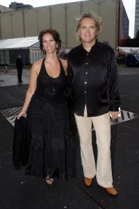 02-09-2006 SHOWBIZZ; KONINKLIJK AMSTERDAM DINER 2006. Heel ingetogen begon de veertiende editie van het jaarlijkse Amsterdam Diner voor aidsbestrijding in de volgepakte Heineken Music Hall.Maar op het einde swngde het als nooit tevoren.Meer dan 1200 gasten genoten van muziek,eten en drinken.
foto: Albert den Iseger.