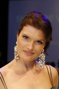 18-09-2006 SHOWBIZZ; SHEILA DE VRIES EN EEN JOINT VENTURE MET L OREAL TESAMEN OP DE CATWALK. De show voerde de naam Sheila de Vries, de collectie droeg kwaliteit uit met verfrissende kleuren waaronder veel de andere kleur zwart namelijk blauw.De prachtige show was voor de eerste keer in de Hotels van Oranje te Noordwijk.Wederom veel bewondering voor Sheila de Vries en haar team. Ook vandaag veel lovende woorden in de Nederlandese Media over de show van Sheila. 
foto: Albert den Iseger