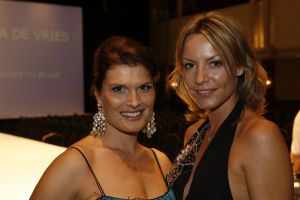 18-09-2006 SHOWBIZZ; SHEILA DE VRIES EN EEN JOINT VENTURE MET L OREAL TESAMEN OP DE CATWALK. De show voerde de naam Sheila de Vries, de collectie droeg kwaliteit uit met verfrissende kleuren waaronder veel de andere kleur zwart namelijk blauw.De prachtige show was voor de eerste keer in de Hotels van Oranje te Noordwijk.Wederom veel bewondering voor Sheila de Vries en haar team. Ook vandaag veel lovende woorden in de Nederlandese Media over de show van Sheila. 
foto: Albert den Iseger
