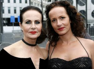 04-09-2006 SHOWBIZZ; VEERTIENDE EDITIE VAN AMSTERDAM DINER VOOR AIDSBESTRIJDING. Het was dit keer een Koninklijk Amsterdam Diner daar Prinses Mabel en Prins Friso aanwezig waren en zich kostelijk vermaakten tussen de vele gasten. De 1300 gasten genoten van veel life muziek van o.a.Angela Groothuizen,Ronnie Tober,Vulcano,Denise Jannah,Sandra Reemer, Liesbeth List en Ramses Shaffy en uit Amerika The Gibson Brothers.De avond begon met een emotioneel op treden van Ramses Shaffy die iedereen kippevel bezorgde. Robert Weyhenke de initiatiefnemer  van dit gala  kan terug kijken op een zeer geslaagde avond met een opbrengst van 460.000 euro voor de bestrijding van aids. Vele prominente gasten waren de gehele avond aanwezig namelijk: Boris Dittrich-Estelle Gullit-Tom Westenmeijer-Mart Visser-Frans Molenaar-Addy van den Krommenacker-Marisa Polin-Hans Hoogervorst-Ans en Sigrid Markus-Frits Wester-Leotien Borsato en Leco van Zadelhoff-Neelie Smit Kroes-Barbara de Loor-Jan Driessen-Mark Rutte-Tineke Verburg-Evert Santegoeds-Michiel en Pauline Mol-Ed Nijpels-John Jaakke-Ada Kok- Joop Wijn en natuurlijk Prins Friso en Prinses Mabel die maar niet genoeg konden krijgen van alle aandacht en genoten daarvan ook met volle teugen. Al met al een zeer geslaagde avond voor het goede doel.
foto: Albert den Iseger.