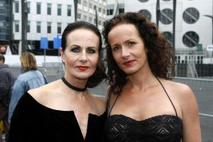 04-09-2006 SHOWBIZZ; VEERTIENDE EDITIE VAN AMSTERDAM DINER VOOR AIDSBESTRIJDING. Het was dit keer een Koninklijk Amsterdam Diner daar Prinses Mabel en Prins Friso aanwezig waren en zich kostelijk vermaakten tussen de vele gasten. De 1300 gasten genoten van veel life muziek van o.a.Angela Groothuizen,Ronnie Tober,Vulcano,Denise Jannah,Sandra Reemer, Liesbeth List en Ramses Shaffy en uit Amerika The Gibson Brothers.De avond begon met een emotioneel op treden van Ramses Shaffy die iedereen kippevel bezorgde. Robert Weyhenke de initiatiefnemer  van dit gala  kan terug kijken op een zeer geslaagde avond met een opbrengst van 460.000 euro voor de bestrijding van aids. Vele prominente gasten waren de gehele avond aanwezig namelijk: Boris Dittrich-Estelle Gullit-Tom Westenmeijer-Mart Visser-Frans Molenaar-Addy van den Krommenacker-Marisa Polin-Hans Hoogervorst-Ans en Sigrid Markus-Frits Wester-Leotien Borsato en Leco van Zadelhoff-Neelie Smit Kroes-Barbara de Loor-Jan Driessen-Mark Rutte-Tineke Verburg-Evert Santegoeds-Michiel en Pauline Mol-Ed Nijpels-John Jaakke-Ada Kok- Joop Wijn en natuurlijk Prins Friso en Prinses Mabel die maar niet genoeg konden krijgen van alle aandacht en genoten daarvan ook met volle teugen. Al met al een zeer geslaagde avond voor het goede doel.
foto: Albert den Iseger.