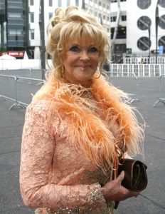 04-09-2006 SHOWBIZZ; VEERTIENDE EDITIE VAN AMSTERDAM DINER VOOR AIDSBESTRIJDING. Het was dit keer een Koninklijk Amsterdam Diner daar Prinses Mabel en Prins Friso aanwezig waren en zich kostelijk vermaakten tussen de vele gasten. De 1300 gasten genoten van veel life muziek van o.a.Angela Groothuizen,Ronnie Tober,Vulcano,Denise Jannah,Sandra Reemer, Liesbeth List en Ramses Shaffy en uit Amerika The Gibson Brothers.De avond begon met een emotioneel op treden van Ramses Shaffy die iedereen kippevel bezorgde. Robert Weyhenke de initiatiefnemer  van dit gala  kan terug kijken op een zeer geslaagde avond met een opbrengst van 460.000 euro voor de bestrijding van aids. Vele prominente gasten waren de gehele avond aanwezig namelijk: Boris Dittrich-Estelle Gullit-Tom Westenmeijer-Mart Visser-Frans Molenaar-Addy van den Krommenacker-Marisa Polin-Hans Hoogervorst-Ans en Sigrid Markus-Frits Wester-Leotien Borsato en Leco van Zadelhoff-Neelie Smit Kroes-Barbara de Loor-Jan Driessen-Mark Rutte-Tineke Verburg-Evert Santegoeds-Michiel en Pauline Mol-Ed Nijpels-John Jaakke-Ada Kok- Joop Wijn en natuurlijk Prins Friso en Prinses Mabel die maar niet genoeg konden krijgen van alle aandacht en genoten daarvan ook met volle teugen. Al met al een zeer geslaagde avond voor het goede doel.
foto: Albert den Iseger.