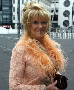04-09-2006 SHOWBIZZ; VEERTIENDE EDITIE VAN AMSTERDAM DINER VOOR AIDSBESTRIJDING. Het was dit keer een Koninklijk Amsterdam Diner daar Prinses Mabel en Prins Friso aanwezig waren en zich kostelijk vermaakten tussen de vele gasten. De 1300 gasten genoten van veel life muziek van o.a.Angela Groothuizen,Ronnie Tober,Vulcano,Denise Jannah,Sandra Reemer, Liesbeth List en Ramses Shaffy en uit Amerika The Gibson Brothers.De avond begon met een emotioneel op treden van Ramses Shaffy die iedereen kippevel bezorgde. Robert Weyhenke de initiatiefnemer  van dit gala  kan terug kijken op een zeer geslaagde avond met een opbrengst van 460.000 euro voor de bestrijding van aids. Vele prominente gasten waren de gehele avond aanwezig namelijk: Boris Dittrich-Estelle Gullit-Tom Westenmeijer-Mart Visser-Frans Molenaar-Addy van den Krommenacker-Marisa Polin-Hans Hoogervorst-Ans en Sigrid Markus-Frits Wester-Leotien Borsato en Leco van Zadelhoff-Neelie Smit Kroes-Barbara de Loor-Jan Driessen-Mark Rutte-Tineke Verburg-Evert Santegoeds-Michiel en Pauline Mol-Ed Nijpels-John Jaakke-Ada Kok- Joop Wijn en natuurlijk Prins Friso en Prinses Mabel die maar niet genoeg konden krijgen van alle aandacht en genoten daarvan ook met volle teugen. Al met al een zeer geslaagde avond voor het goede doel.
foto: Albert den Iseger.