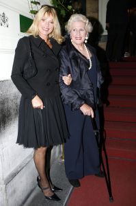 11-09-2006 SHOWBIZZ; FRANS MOLENAAR WEER MOOI EN VERRASSEND. De grootmeester van de haute couture in Nederland was weer verrassend en smaakvol. De mode van Molenaar was er een met strakke lijnen en geen gefrommel met stofjes of lintjes.Een creatie van Molenaar is het geld dik waard zo zei en liefhebster.Vele vips waren weer aanwezig in het te drukke Amstel hotel die eens moet gaan nadenken over een goed werkende airco. De show was top en na de show was de bitterbal natuurlijk geen verrassing meer. Frans Molenaar still going very strong.
foto: Albert den Iseger.