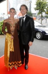02-09-2006 SHOWBIZZ; KONINKLIJK AMSTERDAM DINER 2006. Heel ingetogen begon de veertiende editie van het jaarlijkse Amsterdam Diner voor aidsbestrijding in de volgepakte Heineken Music Hall.Maar op het einde swngde het als nooit tevoren.Meer dan 1200 gasten genoten van muziek,eten en drinken.
foto: Albert den Iseger.