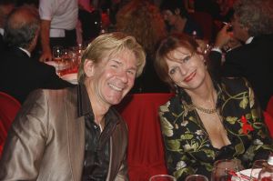 04-09-2006 SHOWBIZZ; VEERTIENDE EDITIE VAN AMSTERDAM DINER VOOR AIDSBESTRIJDING. Het was dit keer een Koninklijk Amsterdam Diner daar Prinses Mabel en Prins Friso aanwezig waren en zich kostelijk vermaakten tussen de vele gasten. De 1300 gasten genoten van veel life muziek van o.a.Angela Groothuizen,Ronnie Tober,Vulcano,Denise Jannah,Sandra Reemer, Liesbeth List en Ramses Shaffy en uit Amerika The Gibson Brothers.De avond begon met een emotioneel op treden van Ramses Shaffy die iedereen kippevel bezorgde. Robert Weyhenke de initiatiefnemer  van dit gala  kan terug kijken op een zeer geslaagde avond met een opbrengst van 460.000 euro voor de bestrijding van aids. Vele prominente gasten waren de gehele avond aanwezig namelijk: Boris Dittrich-Estelle Gullit-Tom Westenmeijer-Mart Visser-Frans Molenaar-Addy van den Krommenacker-Marisa Polin-Hans Hoogervorst-Ans en Sigrid Markus-Frits Wester-Leotien Borsato en Leco van Zadelhoff-Neelie Smit Kroes-Barbara de Loor-Jan Driessen-Mark Rutte-Tineke Verburg-Evert Santegoeds-Michiel en Pauline Mol-Ed Nijpels-John Jaakke-Ada Kok- Joop Wijn en natuurlijk Prins Friso en Prinses Mabel die maar niet genoeg konden krijgen van alle aandacht en genoten daarvan ook met volle teugen. Al met al een zeer geslaagde avond voor het goede doel.
foto: Albert den Iseger.