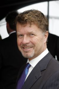 04-09-2006 SHOWBIZZ; VEERTIENDE EDITIE VAN AMSTERDAM DINER VOOR AIDSBESTRIJDING. Het was dit keer een Koninklijk Amsterdam Diner daar Prinses Mabel en Prins Friso aanwezig waren en zich kostelijk vermaakten tussen de vele gasten. De 1300 gasten genoten van veel life muziek van o.a.Angela Groothuizen,Ronnie Tober,Vulcano,Denise Jannah,Sandra Reemer, Liesbeth List en Ramses Shaffy en uit Amerika The Gibson Brothers.De avond begon met een emotioneel op treden van Ramses Shaffy die iedereen kippevel bezorgde. Robert Weyhenke de initiatiefnemer  van dit gala  kan terug kijken op een zeer geslaagde avond met een opbrengst van 460.000 euro voor de bestrijding van aids. Vele prominente gasten waren de gehele avond aanwezig namelijk: Boris Dittrich-Estelle Gullit-Tom Westenmeijer-Mart Visser-Frans Molenaar-Addy van den Krommenacker-Marisa Polin-Hans Hoogervorst-Ans en Sigrid Markus-Frits Wester-Leotien Borsato en Leco van Zadelhoff-Neelie Smit Kroes-Barbara de Loor-Jan Driessen-Mark Rutte-Tineke Verburg-Evert Santegoeds-Michiel en Pauline Mol-Ed Nijpels-John Jaakke-Ada Kok- Joop Wijn en natuurlijk Prins Friso en Prinses Mabel die maar niet genoeg konden krijgen van alle aandacht en genoten daarvan ook met volle teugen. Al met al een zeer geslaagde avond voor het goede doel.
foto: Albert den Iseger.