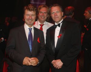 04-09-2006 SHOWBIZZ; VEERTIENDE EDITIE VAN AMSTERDAM DINER VOOR AIDSBESTRIJDING. Het was dit keer een Koninklijk Amsterdam Diner daar Prinses Mabel en Prins Friso aanwezig waren en zich kostelijk vermaakten tussen de vele gasten. De 1300 gasten genoten van veel life muziek van o.a.Angela Groothuizen,Ronnie Tober,Vulcano,Denise Jannah,Sandra Reemer, Liesbeth List en Ramses Shaffy en uit Amerika The Gibson Brothers.De avond begon met een emotioneel op treden van Ramses Shaffy die iedereen kippevel bezorgde. Robert Weyhenke de initiatiefnemer  van dit gala  kan terug kijken op een zeer geslaagde avond met een opbrengst van 460.000 euro voor de bestrijding van aids. Vele prominente gasten waren de gehele avond aanwezig namelijk: Boris Dittrich-Estelle Gullit-Tom Westenmeijer-Mart Visser-Frans Molenaar-Addy van den Krommenacker-Marisa Polin-Hans Hoogervorst-Ans en Sigrid Markus-Frits Wester-Leotien Borsato en Leco van Zadelhoff-Neelie Smit Kroes-Barbara de Loor-Jan Driessen-Mark Rutte-Tineke Verburg-Evert Santegoeds-Michiel en Pauline Mol-Ed Nijpels-John Jaakke-Ada Kok- Joop Wijn en natuurlijk Prins Friso en Prinses Mabel die maar niet genoeg konden krijgen van alle aandacht en genoten daarvan ook met volle teugen. Al met al een zeer geslaagde avond voor het goede doel.
foto: Albert den Iseger.