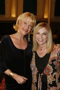 18-09-2006 SHOWBIZZ; SHEILA DE VRIES EN EEN JOINT VENTURE MET L OREAL TESAMEN OP DE CATWALK. De show voerde de naam Sheila de Vries, de collectie droeg kwaliteit uit met verfrissende kleuren waaronder veel de andere kleur zwart namelijk blauw.De prachtige show was voor de eerste keer in de Hotels van Oranje te Noordwijk.Wederom veel bewondering voor Sheila de Vries en haar team. Ook vandaag veel lovende woorden in de Nederlandese Media over de show van Sheila. 
foto: Albert den Iseger