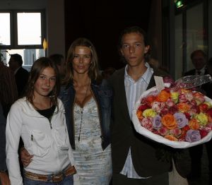 24-09-2006 SHOWBIZZ; WILLEKE ALBERTI JUBILEUMCONCERT IN LUXOR TE ROTTERDAM. GOUD zo heet de prachtige Princess Entertainment produktie die gisteren groots onthaald in het Luxor theater te Rotterdam. Meer dan 1500 gasten waren aanwezig om Willeke te zien schitteren samen met Brigitte Nijman en Frans Schraven op de Rotterdamse buhne. Met recht een gouden jubileum voor Willeke Alberti die al meer dan 50 jaar in the spotlights staat. Willeke gaf tijdens dit jublileumconcert een terugblik op haar glansrijke musicale carriere. Vele gasten genoten o.a. Andre van Duin-Frans Wijsglas-Annie de Reuver-Jaap Blokker-Boudewijn de Groot-Jeroen Krabbe-Bram Peper-Johnny de Mol-Dinand-Corry van Gorp-Eelco Brinkman-Tonny Eijk en vele anderen. 
foto; Albert den Iseger.