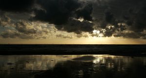 05-09-2006 NATUUR: EGMOND AAN ZEE EN ZIJN WINDMOLENS AAN DE HORIZON.
Horizonvervuiling is de mening van de vele toeristen die met bloedend hart afscheid nemen van zomerseizoen 2006 in Egmond, de vakanties zijn over en het strand wordt weer opgeruimd.De zomer loopt op zijn einde. Er word elke dag doorgewerkt om het windmolen park op tijd klaar te krijgen.De negatieve mening van de Egmonders en zijn toeristen doen er niet toe. Windenergie heeft de toekomst.
foto:Albert den Iseger.