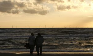 05-09-2006 NATUUR: EGMOND AAN ZEE EN ZIJN WINDMOLENS AAN DE HORIZON.
Horizonvervuiling is de mening van de vele toeristen die met bloedend hart afscheid nemen van zomerseizoen 2006 in Egmond, de vakanties zijn over en het strand wordt weer opgeruimd.De zomer loopt op zijn einde. Er word elke dag doorgewerkt om het windmolen park op tijd klaar te krijgen.De negatieve mening van de Egmonders en zijn toeristen doen er niet toe. Windenergie heeft de toekomst.
foto:Albert den Iseger.