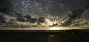 05-09-2006 NATUUR: EGMOND AAN ZEE EN ZIJN WINDMOLENS AAN DE HORIZON.
Horizonvervuiling is de mening van de vele toeristen die met bloedend hart afscheid nemen van zomerseizoen 2006 in Egmond, de vakanties zijn over en het strand wordt weer opgeruimd.De zomer loopt op zijn einde. Er word elke dag doorgewerkt om het windmolen park op tijd klaar te krijgen.De negatieve mening van de Egmonders en zijn toeristen doen er niet toe. Windenergie heeft de toekomst.
foto:Albert den Iseger.