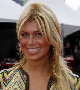04-09-2006 SHOWBIZZ; VEERTIENDE EDITIE VAN AMSTERDAM DINER VOOR AIDSBESTRIJDING. Het was dit keer een Koninklijk Amsterdam Diner daar Prinses Mabel en Prins Friso aanwezig waren en zich kostelijk vermaakten tussen de vele gasten. De 1300 gasten genoten van veel life muziek van o.a.Angela Groothuizen,Ronnie Tober,Vulcano,Denise Jannah,Sandra Reemer, Liesbeth List en Ramses Shaffy en uit Amerika The Gibson Brothers.De avond begon met een emotioneel op treden van Ramses Shaffy die iedereen kippevel bezorgde. Robert Weyhenke de initiatiefnemer  van dit gala  kan terug kijken op een zeer geslaagde avond met een opbrengst van 460.000 euro voor de bestrijding van aids. Vele prominente gasten waren de gehele avond aanwezig namelijk: Boris Dittrich-Estelle Gullit-Tom Westenmeijer-Mart Visser-Frans Molenaar-Addy van den Krommenacker-Marisa Polin-Hans Hoogervorst-Ans en Sigrid Markus-Frits Wester-Leotien Borsato en Leco van Zadelhoff-Neelie Smit Kroes-Barbara de Loor-Jan Driessen-Mark Rutte-Tineke Verburg-Evert Santegoeds-Michiel en Pauline Mol-Ed Nijpels-John Jaakke-Ada Kok- Joop Wijn en natuurlijk Prins Friso en Prinses Mabel die maar niet genoeg konden krijgen van alle aandacht en genoten daarvan ook met volle teugen. Al met al een zeer geslaagde avond voor het goede doel.
foto: Albert den Iseger.