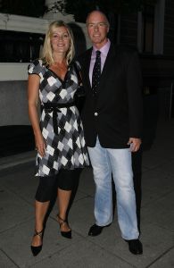 11-09-2006 SHOWBIZZ; FRANS MOLENAAR WEER MOOI EN VERRASSEND. De grootmeester van de haute couture in Nederland was weer verrassend en smaakvol. De mode van Molenaar was er een met strakke lijnen en geen gefrommel met stofjes of lintjes.Een creatie van Molenaar is het geld dik waard zo zei en liefhebster.Vele vips waren weer aanwezig in het te drukke Amstel hotel die eens moet gaan nadenken over een goed werkende airco. De show was top en na de show was de bitterbal natuurlijk geen verrassing meer. Frans Molenaar still going very strong.
foto: Albert den Iseger.