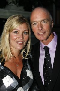 11-09-2006 SHOWBIZZ; FRANS MOLENAAR WEER MOOI EN VERRASSEND. De grootmeester van de haute couture in Nederland was weer verrassend en smaakvol. De mode van Molenaar was er een met strakke lijnen en geen gefrommel met stofjes of lintjes.Een creatie van Molenaar is het geld dik waard zo zei en liefhebster.Vele vips waren weer aanwezig in het te drukke Amstel hotel die eens moet gaan nadenken over een goed werkende airco. De show was top en na de show was de bitterbal natuurlijk geen verrassing meer. Frans Molenaar still going very strong.
foto: Albert den Iseger.