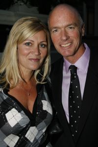 11-09-2006 SHOWBIZZ; FRANS MOLENAAR WEER MOOI EN VERRASSEND. De grootmeester van de haute couture in Nederland was weer verrassend en smaakvol. De mode van Molenaar was er een met strakke lijnen en geen gefrommel met stofjes of lintjes.Een creatie van Molenaar is het geld dik waard zo zei en liefhebster.Vele vips waren weer aanwezig in het te drukke Amstel hotel die eens moet gaan nadenken over een goed werkende airco. De show was top en na de show was de bitterbal natuurlijk geen verrassing meer. Frans Molenaar still going very strong.
foto: Albert den Iseger.