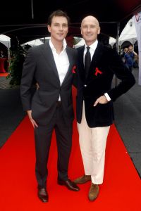 02-09-2006 SHOWBIZZ; KONINKLIJK AMSTERDAM DINER 2006. Heel ingetogen begon de veertiende editie van het jaarlijkse Amsterdam Diner voor aidsbestrijding in de volgepakte Heineken Music Hall.Maar op het einde swngde het als nooit tevoren.Meer dan 1200 gasten genoten van muziek,eten en drinken.
foto: Albert den Iseger.