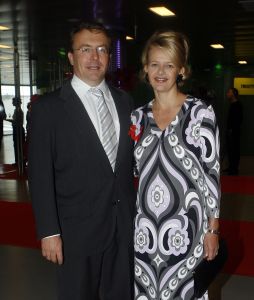 04-09-2006 SHOWBIZZ; VEERTIENDE EDITIE VAN AMSTERDAM DINER VOOR AIDSBESTRIJDING. Het was dit keer een Koninklijk Amsterdam Diner daar Prinses Mabel en Prins Friso aanwezig waren en zich kostelijk vermaakten tussen de vele gasten. De 1300 gasten genoten van veel life muziek van o.a.Angela Groothuizen,Ronnie Tober,Vulcano,Denise Jannah,Sandra Reemer, Liesbeth List en Ramses Shaffy en uit Amerika The Gibson Brothers.De avond begon met een emotioneel op treden van Ramses Shaffy die iedereen kippevel bezorgde. Robert Weyhenke de initiatiefnemer van dit gala kan terug kijken op een zeer geslaagde avond met een opbrengst van 460.000 euro voor de bestrijding van aids. Vele prominente gasten waren de gehele avond aanwezig namelijk: Boris Dittrich-Estelle Gullit-Tom Westenmeijer-Mart Visser-Frans Molenaar-Addy van den Krommenacker-Marisa Polin-Hans Hoogervorst-Ans en Sigrid Markus-Frits Wester-Leotien Borsato en Leco van Zadelhoff-Neelie Smit Kroes-Barbara de Loor-Jan Driessen-Mark Rutte-Tineke Verburg-Evert Santegoeds-Michiel en Pauline Mol-Ed Nijpels-John Jaakke-Ada Kok- Joop Wijn en natuurlijk Prins Friso en Prinses Mabel die maar niet genoeg konden krijgen van alle aandacht en genoten daarvan ook met volle teugen. Al met al een zeer geslaagde avond voor het goede doel. 
foto: Albert den Iseger.