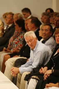 11-09-2006 SHOWBIZZ; FRANS MOLENAAR WEER MOOI EN VERRASSEND. De grootmeester van de haute couture in Nederland was weer verrassend en smaakvol. De mode van Molenaar was er een met strakke lijnen en geen gefrommel met stofjes of lintjes.Een creatie van Molenaar is het geld dik waard zo zei en liefhebster.Vele vips waren weer aanwezig in het te drukke Amstel hotel die eens moet gaan nadenken over een goed werkende airco. De show was top en na de show was de bitterbal natuurlijk geen verrassing meer. Frans Molenaar still going very strong.
foto: Albert den Iseger.