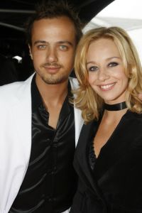 04-09-2006 SHOWBIZZ; VEERTIENDE EDITIE VAN AMSTERDAM DINER VOOR AIDSBESTRIJDING. Het was dit keer een Koninklijk Amsterdam Diner daar Prinses Mabel en Prins Friso aanwezig waren en zich kostelijk vermaakten tussen de vele gasten. De 1300 gasten genoten van veel life muziek van o.a.Angela Groothuizen,Ronnie Tober,Vulcano,Denise Jannah,Sandra Reemer, Liesbeth List en Ramses Shaffy en uit Amerika The Gibson Brothers.De avond begon met een emotioneel op treden van Ramses Shaffy die iedereen kippevel bezorgde. Robert Weyhenke de initiatiefnemer  van dit gala  kan terug kijken op een zeer geslaagde avond met een opbrengst van 460.000 euro voor de bestrijding van aids. Vele prominente gasten waren de gehele avond aanwezig namelijk: Boris Dittrich-Estelle Gullit-Tom Westenmeijer-Mart Visser-Frans Molenaar-Addy van den Krommenacker-Marisa Polin-Hans Hoogervorst-Ans en Sigrid Markus-Frits Wester-Leotien Borsato en Leco van Zadelhoff-Neelie Smit Kroes-Barbara de Loor-Jan Driessen-Mark Rutte-Tineke Verburg-Evert Santegoeds-Michiel en Pauline Mol-Ed Nijpels-John Jaakke-Ada Kok- Joop Wijn en natuurlijk Prins Friso en Prinses Mabel die maar niet genoeg konden krijgen van alle aandacht en genoten daarvan ook met volle teugen. Al met al een zeer geslaagde avond voor het goede doel.
foto: Albert den Iseger.