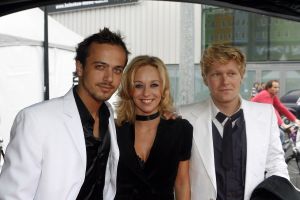 04-09-2006 SHOWBIZZ; VEERTIENDE EDITIE VAN AMSTERDAM DINER VOOR AIDSBESTRIJDING. Het was dit keer een Koninklijk Amsterdam Diner daar Prinses Mabel en Prins Friso aanwezig waren en zich kostelijk vermaakten tussen de vele gasten. De 1300 gasten genoten van veel life muziek van o.a.Angela Groothuizen,Ronnie Tober,Vulcano,Denise Jannah,Sandra Reemer, Liesbeth List en Ramses Shaffy en uit Amerika The Gibson Brothers.De avond begon met een emotioneel op treden van Ramses Shaffy die iedereen kippevel bezorgde. Robert Weyhenke de initiatiefnemer  van dit gala  kan terug kijken op een zeer geslaagde avond met een opbrengst van 460.000 euro voor de bestrijding van aids. Vele prominente gasten waren de gehele avond aanwezig namelijk: Boris Dittrich-Estelle Gullit-Tom Westenmeijer-Mart Visser-Frans Molenaar-Addy van den Krommenacker-Marisa Polin-Hans Hoogervorst-Ans en Sigrid Markus-Frits Wester-Leotien Borsato en Leco van Zadelhoff-Neelie Smit Kroes-Barbara de Loor-Jan Driessen-Mark Rutte-Tineke Verburg-Evert Santegoeds-Michiel en Pauline Mol-Ed Nijpels-John Jaakke-Ada Kok- Joop Wijn en natuurlijk Prins Friso en Prinses Mabel die maar niet genoeg konden krijgen van alle aandacht en genoten daarvan ook met volle teugen. Al met al een zeer geslaagde avond voor het goede doel.
foto: Albert den Iseger.