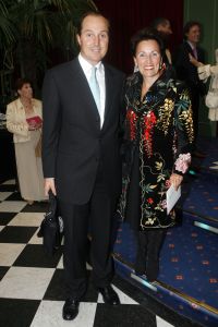 29-08-2006 SHOWBIZZ; LES GENS VOYAGEANTS MET RONALD KOLK MODESHOW WINTER 2006-2007. De kleine man met de grote shows deed het weer eens volop voor de vele genodigden in hotel Krasnapolsky te Amsterdam. Een reisje met Ronald rond de wereld is altijd weer een feest. Veel prachtige creaties sierden de catwalk en de opzienbarende make up en haarwerken werden door de gasten veel vuldig geprezen met applaus.De kleine man Ronald Kolk en zijn team mogen hard aan het werk gaan want de winter nadert en zijn klanten hebben weinig geduld. 
foto: Albert den Iseger.