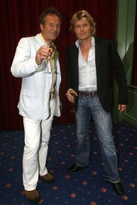 29-08-2006 SHOWBIZZ; LES GENS VOYAGEANTS MET RONALD KOLK MODESHOW WINTER 2006-2007. De kleine man met de grote shows deed het weer eens volop voor de vele genodigden in hotel Krasnapolsky te Amsterdam. Een reisje met Ronald rond de wereld is altijd weer een feest. Veel prachtige creaties sierden de catwalk en de opzienbarende make up en haarwerken werden door de gasten veel vuldig geprezen met applaus.De kleine man Ronald Kolk en zijn team mogen hard aan het werk gaan want de winter nadert en zijn klanten hebben weinig geduld. 
foto: Albert den Iseger.